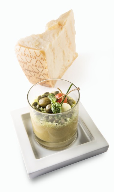 Ricette estive: gazpacho. L'esaltazione del pomodoro 2 Ricette light: Il Gazpacho di melone, zucchine e pomodorini ciliegino con Grana Padano D.O.P. al basilico, frutti di cappero e semi di zucca