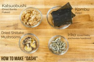 Il dashi: brodo, ma anche condimento, ottenuto facendo bollire in acqua il “katsuobushi” (tonnetto essicato e affettato), il “kombu” e altri ingredienti tipici giapponesi