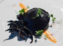 Seppia nera, cavolo nero, carciofi e liquerizia Di Maurizio Serva - Ristorante La Trota a Rivodutri (Ri)