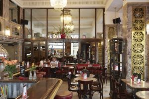 Follemente razionali: dadaismo e tunnel del San Gottardo 3 Non si può poi evitare un aperitivo al caffè Odeon frequentato da un giovane Lenin e da molti rivoluzionari russi controllati dalla polizia svizzera perché considerati pericolosi