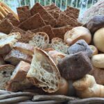 Pane artigianale: il re indiscusso delle tavole italiane o un alimento da demonizzare? 12 Siamo europei? Se analizziamo il consumo di pane in Italia e lo confrontiamo con i dati degli altri paesi europei: no. Secondo un' indagine Databank gli italiani preferiscono ancora il pane artigianale, lo acquistano in panificio, dove sono sempre più attratti anche dai dolci