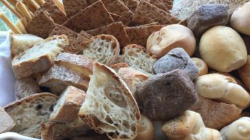 Siamo europei? Se analizziamo il consumo di pane in Italia e lo confrontiamo con i dati degli altri paesi europei: no. Secondo un' indagine Databank gli italiani preferiscono ancora il pane artigianale, lo acquistano in panificio, dove sono sempre più attratti anche dai dolci