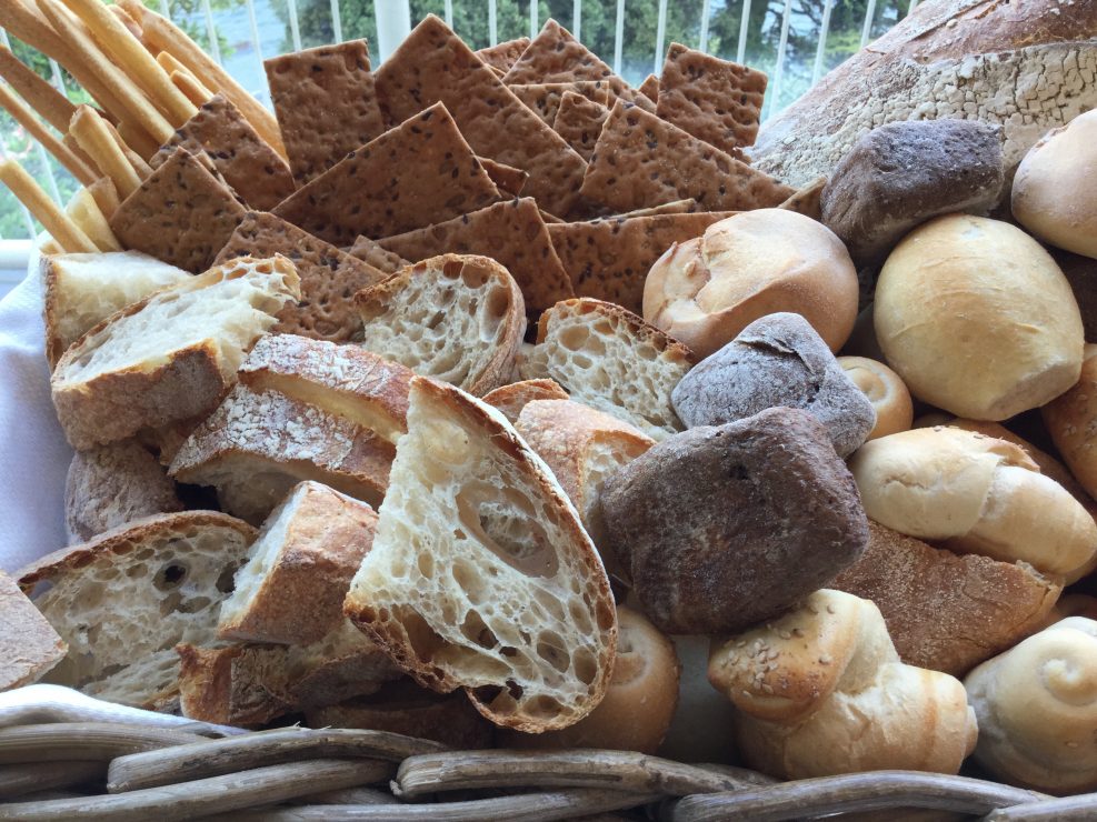 Pane artigianale: il re indiscusso delle tavole italiane o un alimento da demonizzare? 2 Siamo europei? Se analizziamo il consumo di pane in Italia e lo confrontiamo con i dati degli altri paesi europei: no. Secondo un' indagine Databank gli italiani preferiscono ancora il pane artigianale, lo acquistano in panificio, dove sono sempre più attratti anche dai dolci