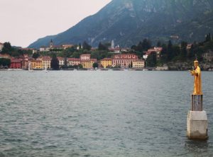 Se si arriva a Lecco un paio di ore prima dell’ora di pranzo o di cena, vi consigliamo una visita a una cittadina che nasconde molti luoghi interessanti