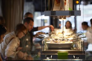 Al ristorante Hintl di Zurigo puoi essere servito al tavolo o usufruire del take away