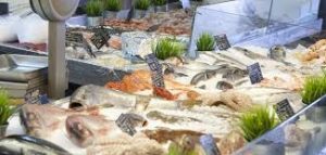 Pesce crudo: quali sono le regole per evitare rischi? 1 Imparare a scegliere il pesce quando lo si acquista al mercato