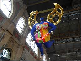 Arrivati alla Stazione Centrale di Zurigo, costruita nel 1865 in stile neoclassico, vieni accolto da un angelo. Sì, avete letto bene da un angelo, che accoglie e protegge i viaggiatori! Si tratta dell'angelo custode di Niki de St. Phalle