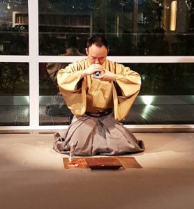 Kodo , ovvero l’“ascolto dell’incenso”, prevede l’utilizzo di tre ingredienti principali: Byakudan (legno di sandalo), Jinkoh (legno di aloe) e Kyara, stimato come più costoso dell'oro. Come per il tè, esiste un incenso che può essere bruciato tutti i giorni eun incenso di alta qualità per le occasioni speciali. 