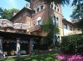 Inaugurato nella primavera 2003, l’Espace Chenot è frutto della volontà di Carmen Moretti de Rosa per arricchire il già prezioso Relais Chateaux L’Albereta di uno spazio dove i propri ospiti potessero dedicarsi esclusivamente alla cura di sé, secondo un metodo rigoroso legato alla medicina cinese e alla fitocosmesi