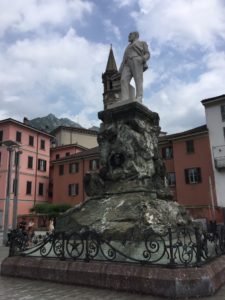 Un monumento da non perdere è la statua del geologo Mario Cermenati