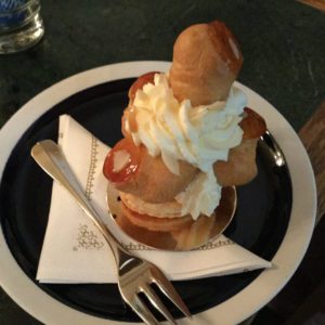 Ottime le pasticcerie a Zurigo: ecco una Saint-Honoré in formato mignon