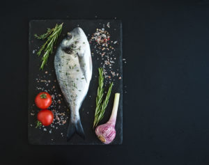 Pesce crudo: quali sono le regole per evitare rischi? 5 Pesce surgelato o fresco? Quale scegliere se vuoi mangiare pesce crudo