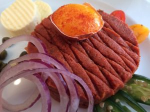 La tartare di Hiltl, la cui ricetta è segreta, è probabilmente a base di melanzane, pane di segale e barbabietola