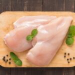Meglio evitare di mangiare pollo con striature bianche? 17 La carne di pollo è veramente più salutare di quella di maiale o di vitello? Ci hanno sempre detto di preferire il pollame rispetto ad altri tipi di carne, ma non tutti la pensano così