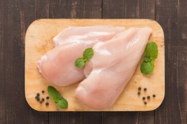 Meglio evitare di mangiare pollo con striature bianche? 1 La carne di pollo è veramente più salutare di quella di maiale o di vitello? Ci hanno sempre detto di preferire il pollame rispetto ad altri tipi di carne, ma non tutti la pensano così