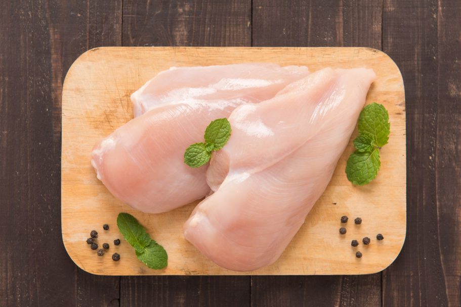 La carne di pollo è veramente più salutare di quella di maiale o di vitello? Ci hanno sempre detto di preferire il pollame rispetto ad altri tipi di carne, ma non tutti la pensano così