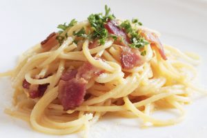 Le ricette italiane più famose nel mondo: quali sono? 1 Nella carbonara la cipolla ci va o no? Uscito quest’anno, “Il pregiudizio universale. Un catalogo d’autore di pregiudizi e luoghi comuni” (introduzione di Giuseppe Antonelli), edito da Laterza, si propone di confutare alcuni pregiudizi che ci accompagnano dall’infanzia