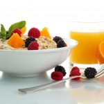 Porridge, la nuova tendenza della cucina sana 12 Il porridge è la nuova star della colazione sana. Non è sempre stato così. In UK era servito per punire i carcerati, l’espressione “doing porridge” significa andare in galera. Oggi è acclamato dai guru del mangiare sano. Lo si può preparare in versione dolce o salata