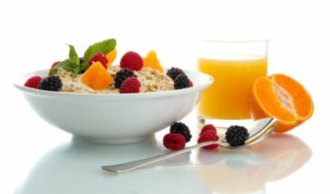 Porridge, la nuova tendenza della cucina sana 13 Il porridge è la nuova star della colazione sana. Non è sempre stato così. In UK era servito per punire i carcerati, l’espressione “doing porridge” significa andare in galera. Oggi è acclamato dai guru del mangiare sano. Lo si può preparare in versione dolce o salata