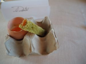 Intervisti lo chef Dimitri Mattiello e scopri che Vissani è stato l'anticipatore... 3 Il piatto di Dimitri Mattiello di “passaggio stagionale” che noi assaggiamo è un “finto” uovo proposto nella classica confezione di cartone. In un guscio troviamo una vellutata di pastinaca o carota bianca cotta a bassa temperatura con l’aggiunta di salmone marinato in pepe, arancio e pompelmo. Il tutto è accompagnato da un “bastoncino” di pane al thé Matcha. Un gioco: dolce o salato?