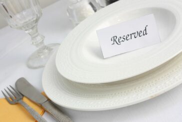 No show al ristorante, un termine inglese per definire il mancato rispetto della prenotazione da parte del cliente. In parole più brutali: ciò che avviene quando il ristoratore viene bidonato. Al di là del comprensibile senso di frustrazione subito, bisogna fare fronte anche al danno economico. A Milano se ne è discusso durante l’incontro – “No Show. Quando il cliente prenota e non si presenta al ristorante. Come affrontare il problema? Quali le soluzioni?” - promosso da TheFork e Identità Golose presso “Arte del Convivio” alla presenza di numerosi ospiti