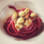 Spaghettone di pasta al grano duro mantecato alla bietola con canestrello croccante e colatura di alici 10 Spaghettone di pasta al grano duro mantecato alla bietola con canestrello croccante e colatura di alici
