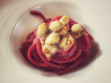 Spaghettone di pasta al grano duro mantecato alla bietola con canestrello croccante e colatura di alici