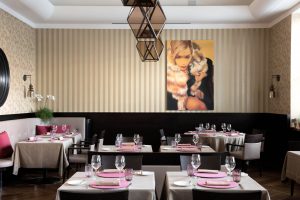 Stefano Sforza, executive chef presso il ristorante Les Petites Madeleines del Turin Palace Hotel, punta sull’ essenza, ricercando il gusto deciso e originale coniugato all’impiattamento elegante e armonioso