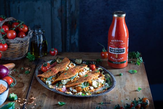 Attenti la cucina vegetariana, ora è glam 2 La ricetta vegetariana: crepes di lenticchie rosse con ragù di verdure, feta e chips di zucchine