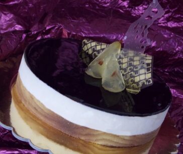 Ricetta croccante al cioccolato e pere caramellate 4 Croccante al cioccolato, pere caramellate al rosolio di arance e cereali con mousse al cioccolato profumato allo zenzero e crema soffice con ricotta di Giuseppe Giuliano