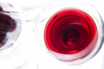 Il Sudafrica nel calice 18 Il vino del Sudafrica è una realtà storica ricca di storia. Erano apprezzati da Edoardo VII e consolarono Napoleone nelle lunghe interminabili giornate trascorse in esilio a Sant'Elena. Si narra che amasse a tal punto il "Vin de Constance" da farsene spedire oltre 1000 litri.