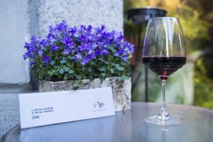 Il Sudafrica nel calice 2 Vini di sole, di oceano e di vento. Il risultato? Vini di forte personalità, che a gran voce, dopo la stagione dell'Apartheid, reclamano il loro posizionamento nel mercato internazionale, rivendicando la loro storia. Se i vini bianchi sono molto eleganti, acidi e profumati, i vini rossi, ad alto contenuto zuccherino e acido, hanno un carattere maschile, corposi e adatti all'invecchiamento