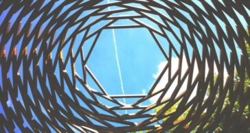 Vicino a Levico Terme,  Arte Sella è un esempio di come la natura si possa confondere con l’arte. Manifestazione internazionale di arte contemporanea, nata nel 1986