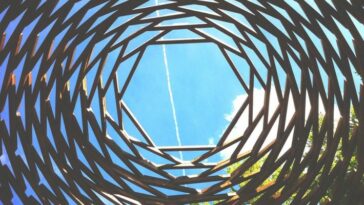 Vicino a Levico Terme,  Arte Sella è un esempio di come la natura si possa confondere con l’arte. Manifestazione internazionale di arte contemporanea, nata nel 1986