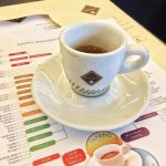 Parola d’ordine: il caffè è un piacere. Dovrebbe darci quelle sensazioni gradevoli che proviamo quando sorseggiamo un calice di un buon vino. Esiste un linguaggio del vino, perché non del caffè