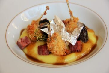 Ricette regionali rivisitate: crema di riso zafferano con rane e morchelle 3 Ricette regionali rivisitate.La crema di riso ricorda la panissa (in vercellese) o paniscia (in novarese), un tipo di risotto diffuso tra Piemonte e Lombardia con alcune varianti regionali. La diatriba? Scegliere la mortadella di fegato o la pasta di salame? Io che vengo da Arona la mortadella!"