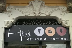 insegna gelateria Apuà a Milano in Corso Lodi