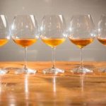 Quanti conoscono la risposta esatta? Quanti risponderebbero: rosso, bianco, rosé. E invece no: c'è un quarto colore. Mai sentito parlare di orange wines?