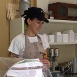 Serena Bianchi, gelatiera e titolare con il fratello della gelateria Apuà, a Milano, in Corso Lodi 19, ci racconta la sua “vita da gelatiera”.
