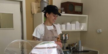 Tempo di gelato a Milano. 5 buoni motivi per provare il gelato della gelateria Apuà 3 Serena Bianchi, gelatiera e titolare con il fratello della gelateria Apuà, a Milano, in Corso Lodi 19, ci racconta la sua “vita da gelatiera”.