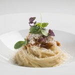 3 ingredienti per una cacio e pepe famelica: pasta, pecorino romano e pepe (+ricetta) 11 spaghetti cacio e pepe con ricci di mare
