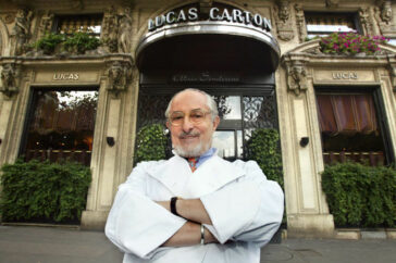 Il mondo dell'alta cucina piange lo chef francese Alain Senderens, che nel 2005 rinunciò alle tre stelle Michelin che la guida attribuiva da 28 anni al suo ristorante
