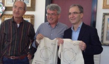 Famelici ha intervistato il sindaco di Botrugno, piccolo paese dell’entroterra salentino, Pasquale Barone.