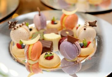 Il macaron non è un dolce italiano, ma è molto amato dagli italiani. Qualche pasticciere ha cercato di contrastare il suo successo proponendo l'italiano amaretto
