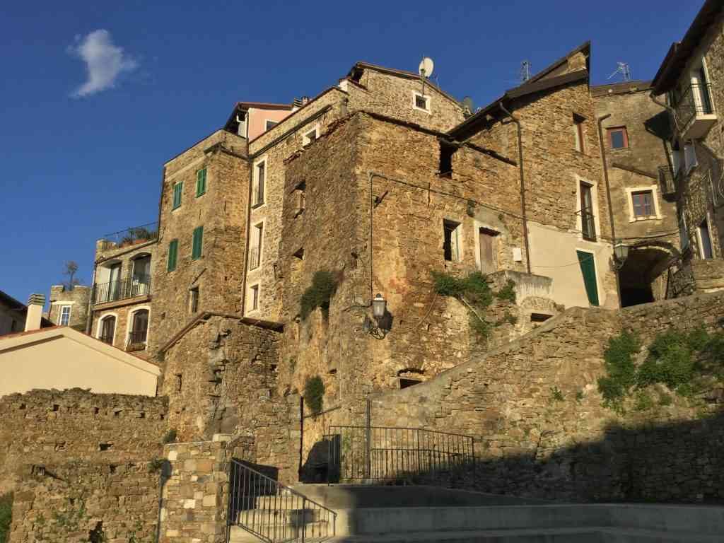 Crisi Coronavirus: 20 motivi per visitare l'Italia 2 Perinaldo, borgo ligure detto il Poggio delle Stelle