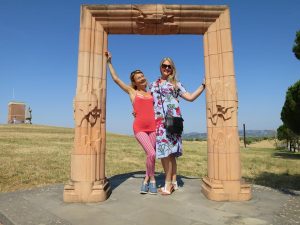 Parco delle sculture di Brufa: un museo a cielo aperto 2 Parco delle Sculture di Brufa: La porta di Dioniso di Nino Caruso