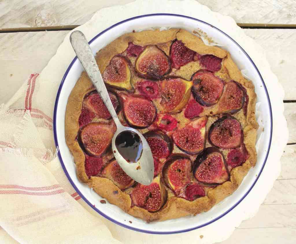 ricette estive: crostata integrale con fichi e lamponi