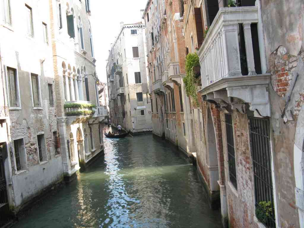 Venezia conta 50.000 abitanti.