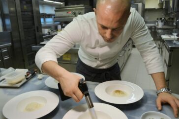Lo stile gourmet di Roberto Conti-II° Parte 2 22ott Roberto al lavoro e1612349470560