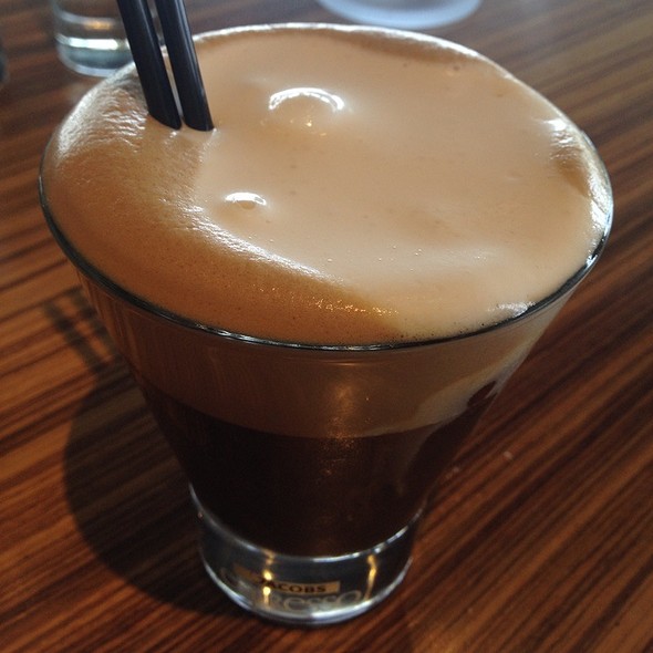Caffè freddo e latte macchiato freddo: quale scegliere per combattere il caldo? 2 caffè freddo, una bibita per fronteggiare il caldo